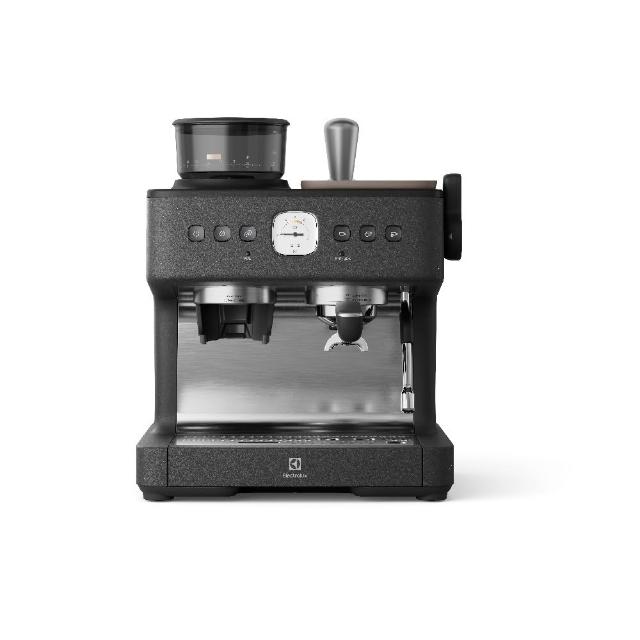 Electrolux 伊萊克斯 E7EC1-610P 半自動咖啡機，採用優質鋁合金機身，尺寸長426 x 寬355 x 高413 mm，重量僅11.7 kg，配備2公升以上大容量水箱，消耗功率1500W以上，適用110V電壓。產自中國，享有1年保固及BSMI許可字號R33428。無論早晨提神或下午小憩，這款黑色系咖啡機都能輕鬆沖泡專業級咖啡，完美適閤家庭或小型辦公室使用。
