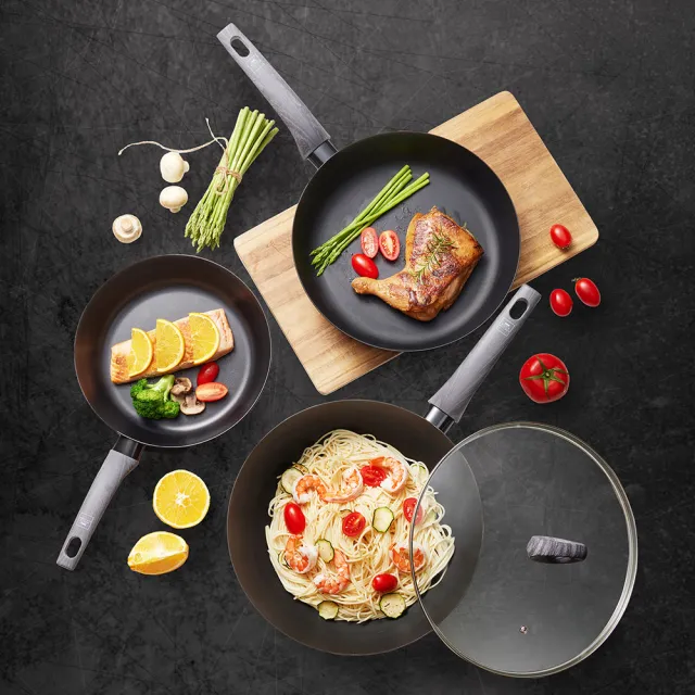 【CorelleBrands 康寧餐具】WORLD KITCHEN 平煎拿鐵鍋28cm-含蓋(三色任選-台灣製造)