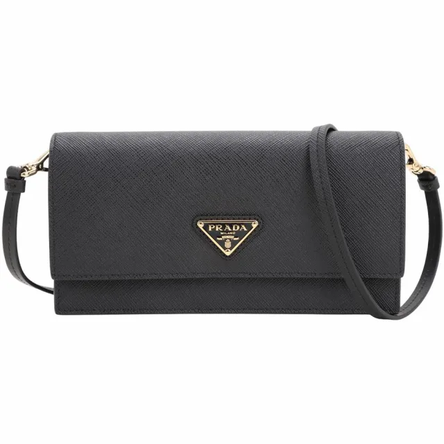 【PRADA 普拉達】Saffiano 三角牌防刮牛皮翻蓋長夾 斜背包-黑色