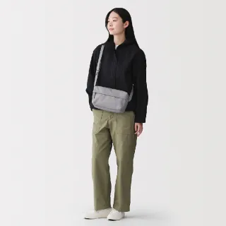 【MUJI 無印良品】撥水加工再生聚酯纖維背面附口袋肩背包(灰色/黑色/淺米/煙燻藍)