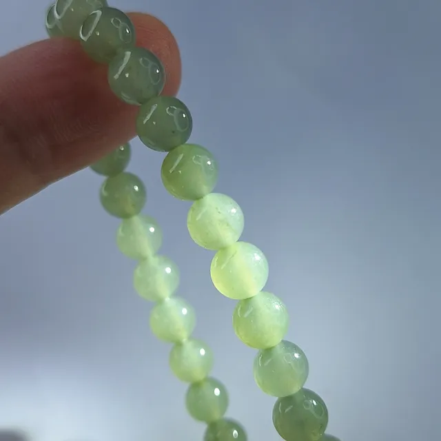 【鵝娘翡翠】天然A貨翡翠 緬甸玉 溫潤清雅起光淡綠 手串 手珠 A4395019 翡翠手串