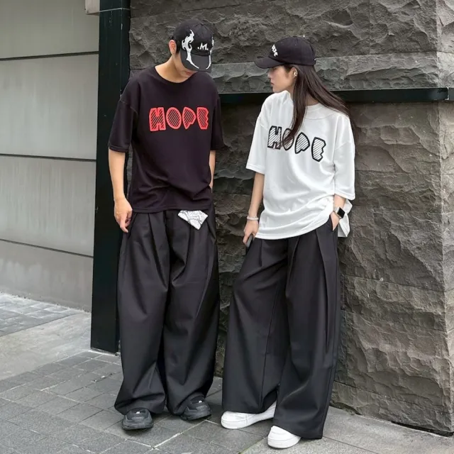 【AMERO】男女同款 短袖圓領Ｔ恤 立體字母印花 情侶裝
