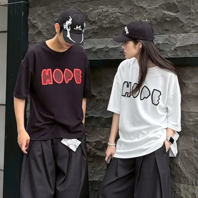 【AMERO】男女同款 短袖圓領Ｔ恤 立體字母印花 情侶裝