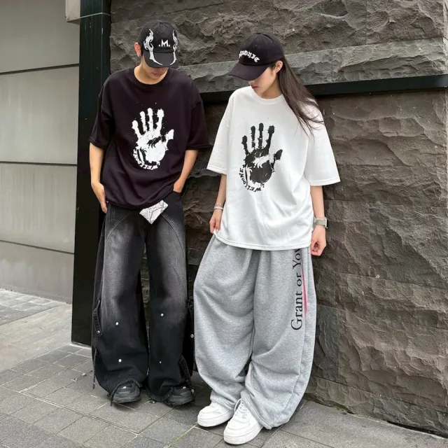 【AMERO】男女同款 短袖圓領Ｔ恤 手印印花 情侶裝共兩色