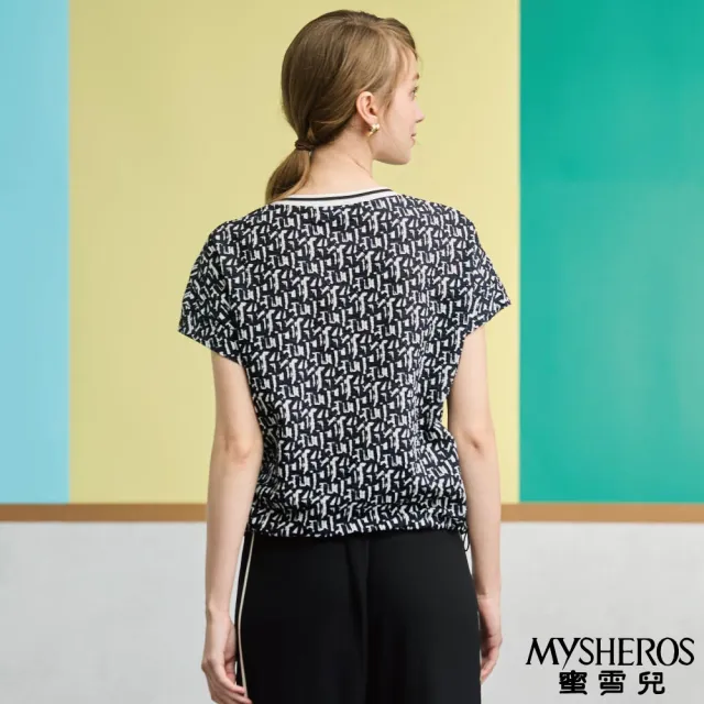 【MYSHEROS 蜜雪兒】天絲造型上衣 滿版幾何印花 運動風彈性條紋(深藍)