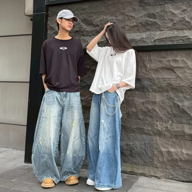【AMERO】男女同款 短袖圓領Ｔ恤 美式賽車風迴旋印花 情侶裝 寬短版型共兩色