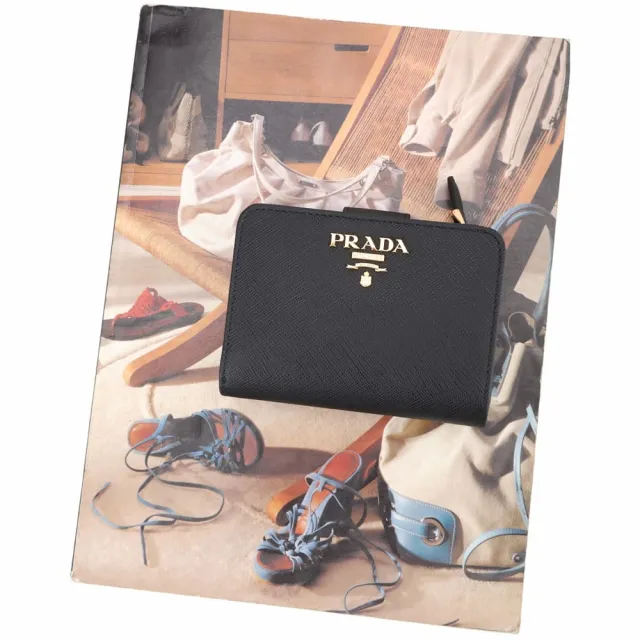 【PRADA 普拉達】Saffiano 金字浮刻撞色內層防刮牛皮對折短夾-黑色