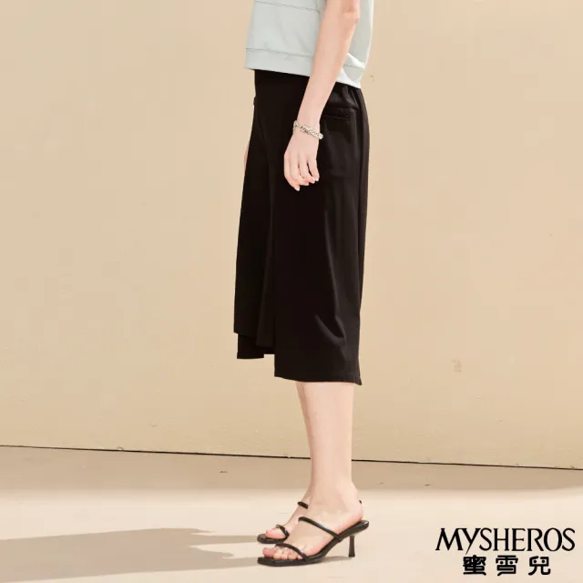 【MYSHEROS 蜜雪兒】寬版八分褲 鬆緊腰頭 不規則下擺 側排釦裝飾(黑)
