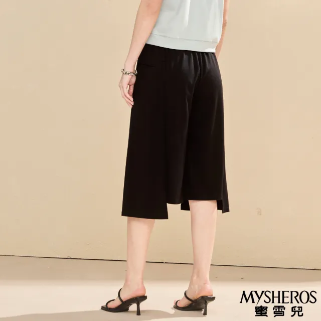 【MYSHEROS 蜜雪兒】寬版八分褲 鬆緊腰頭 不規則下擺 側排釦裝飾(黑)