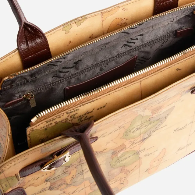【Alviero Martini】義大利地圖包 皮革釦環裝飾 長把側揹包33cm-地圖黃x深咖啡(肩揹 托特包 通勤)