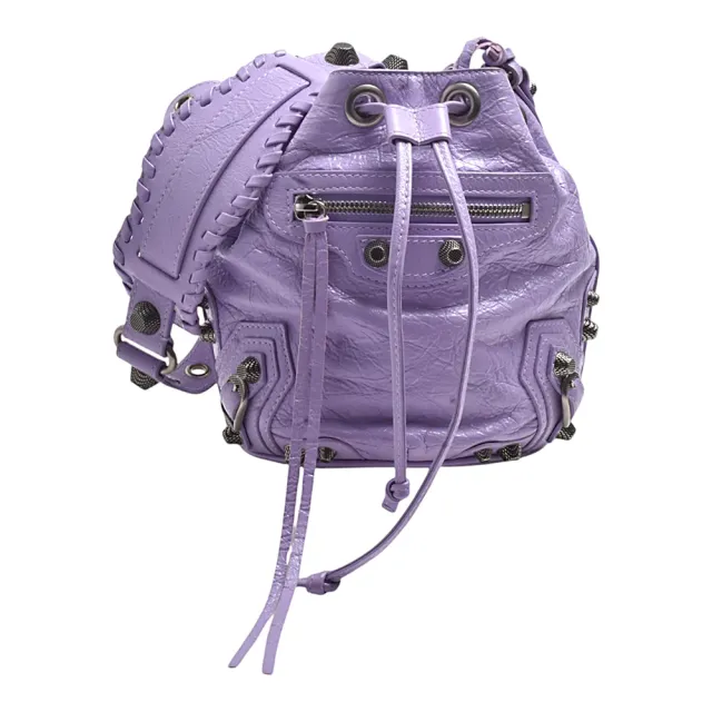 【Balenciaga 巴黎世家】鉚釘揉製紋小羊皮束口水桶包/肩背包(丁香紫)