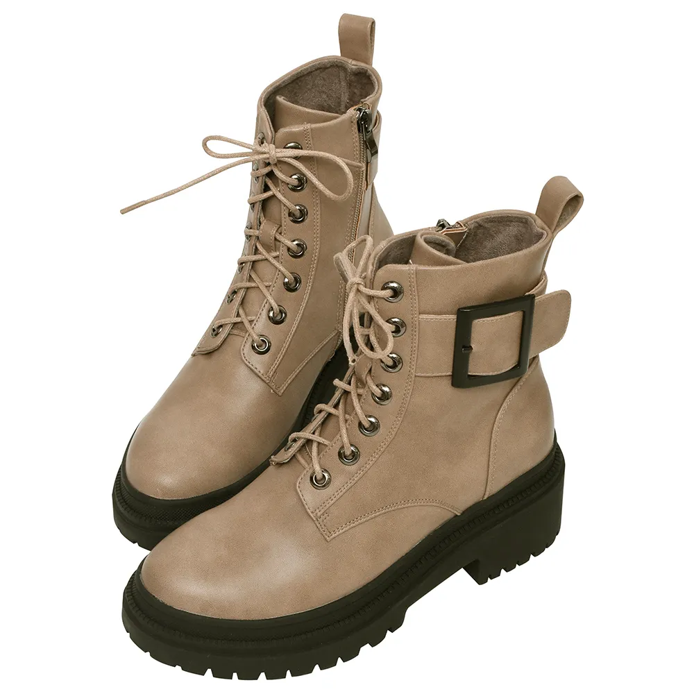 【Ann’S】打造漫畫腿-7孔綁帶大方釦輕量厚底軍靴5cm(杏)