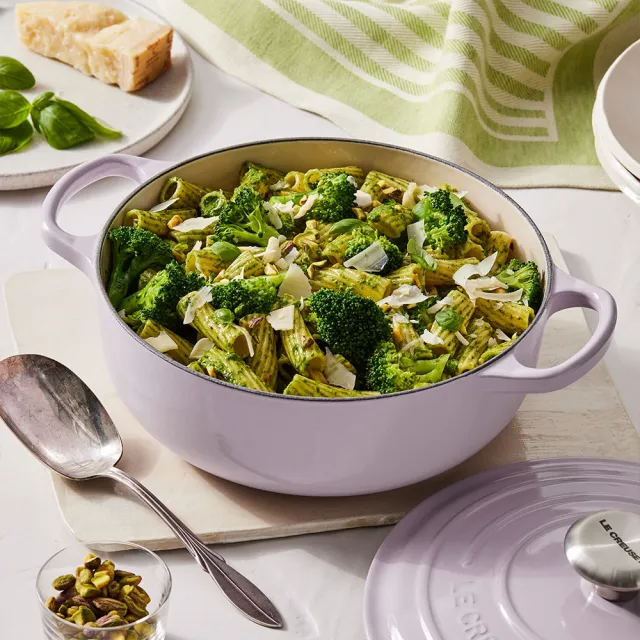 【Le Creuset】琺瑯鑄鐵鍋圓形燉鍋 24cm(櫻桃紅/火焰橘/貝殼粉/蛋白霜 4色選1)