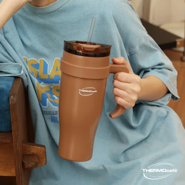 【THERMOcafe 凱菲】買1送1_不鏽鋼兩用吸管保冷杯手把杯1200ml(TCHC-1200吸管隨手杯)
