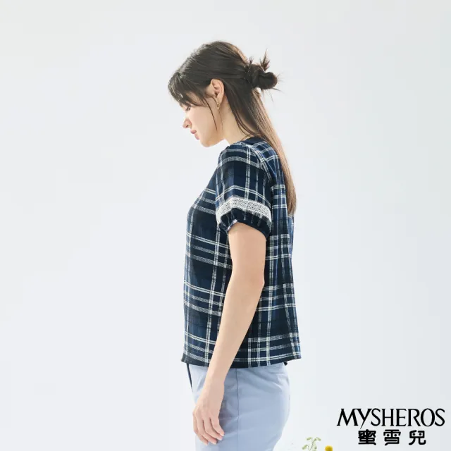 【MYSHEROS 蜜雪兒】蕾絲拼接短袖格紋上衣 後背裝飾排釦(深藍)
