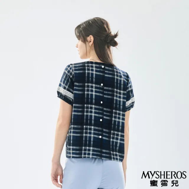 【MYSHEROS 蜜雪兒】蕾絲拼接短袖格紋上衣 後背裝飾排釦(深藍)