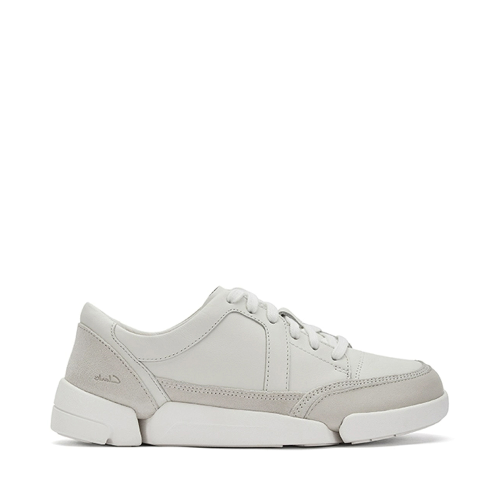 【Clarks】女鞋 三瓣鞋2.0 Trigenic2 Nova異材質拼接設計輕盈寬楦休閒鞋 小白鞋(CLF81158C)