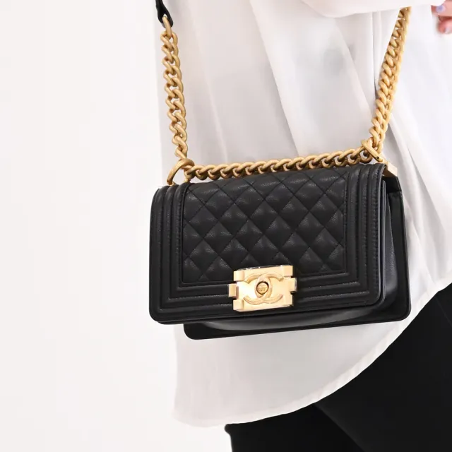 【CHANEL 香奈兒】BOY系列 經典仿舊LOGO小牛皮肩斜三用銀鍊包(黑金 20CM)
