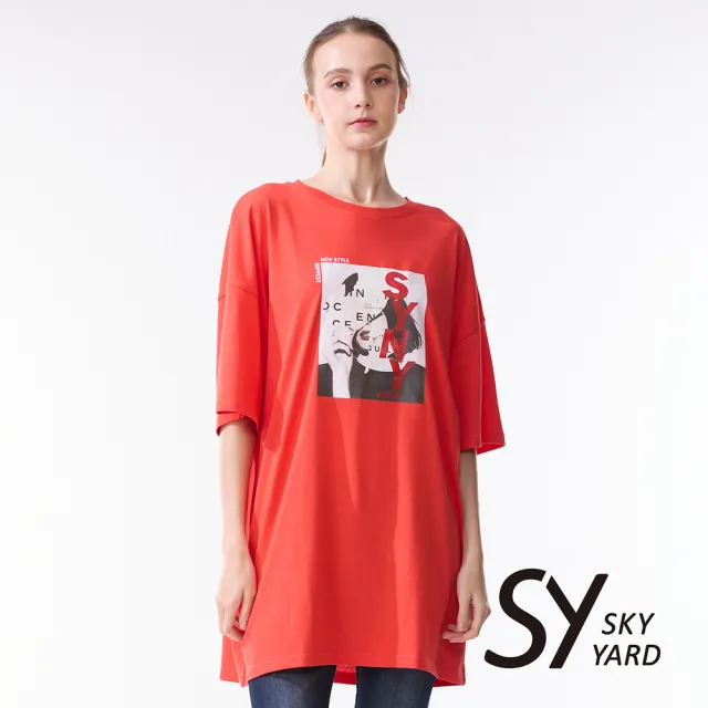 【SKY YARD】網路限定款-拉克蘭印花長版T恤短袖上衣-紅色
