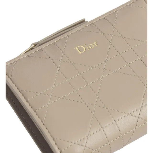 【Dior 迪奧】Trianon Dahlia 對折 籐格紋 羊皮 拉鍊 皮夾 卡夾 短夾 駝米色 S4603OSQM_73U