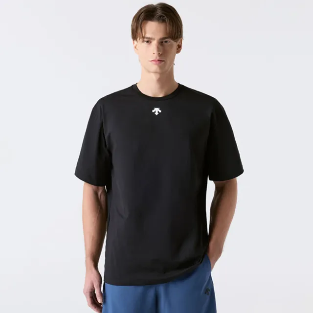 【DESCENTE】短袖上衣 男 快排 MEN OVERFIT BACK GRAPHIC SHORT SLEEVE TS 黑 SR211TTS44-BLK0