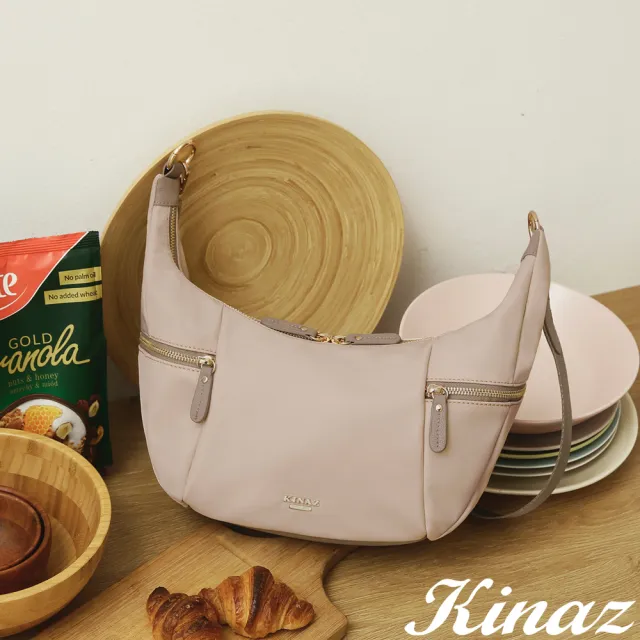 【KINAZ】多袋輕量防潑水尼龍肩背斜背半月包-奶杏糖霜-彎彎系列