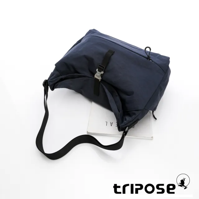 【tripose】ORBIT微皺尼龍垂墜感斜背包-多色 (側肩包/通勤包)