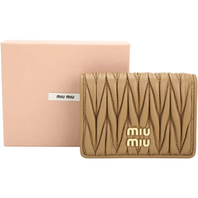 【MIU MIU】Matelasse 皺褶納帕羊皮6卡對折卡片夾(駝色)
