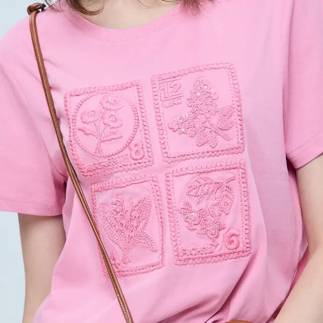 【ILEY 伊蕾】立體刺繡圓領棉質短袖T恤(粉；M-XL；1262511210)