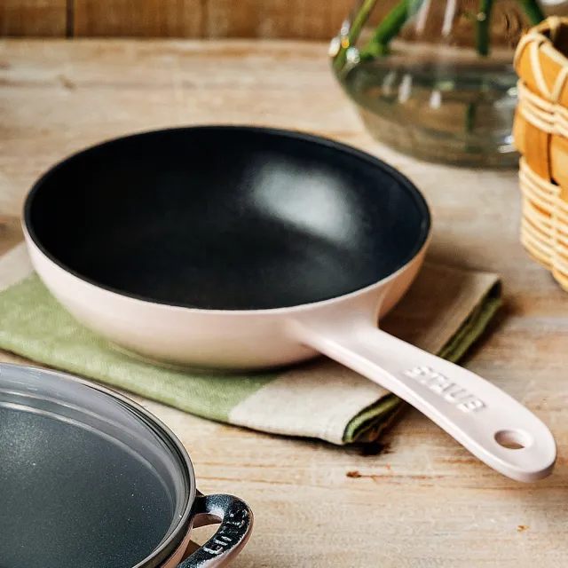 【STAUB】圓形琺瑯鑄鐵平煎鍋16cm-粉紅奶酪/新舊包裝隨機(德國雙人牌集團官方直營)