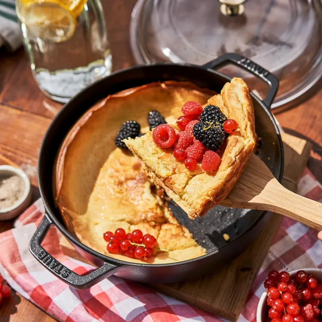 【STAUB】琺瑯鑄鐵雙耳煎鍋24cm含蓋＋抗菌砧板＋拿鐵杯2入組(德國雙人牌集團官方直營)