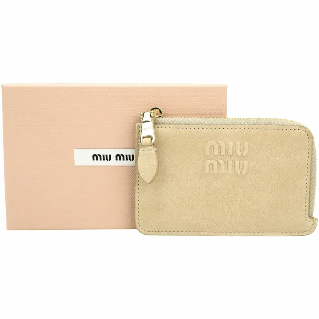 【MIU MIU】字母浮雕 復古納帕羊皮卡片夾/零錢包(米色)