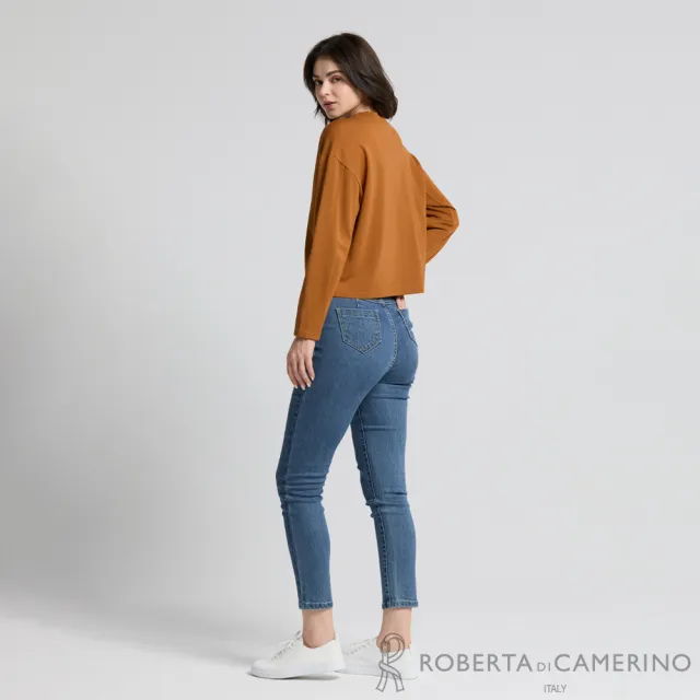 【ROBERTA 諾貝達】褐色極簡空氣感落肩圓領長袖上衣 DBJ51-63
