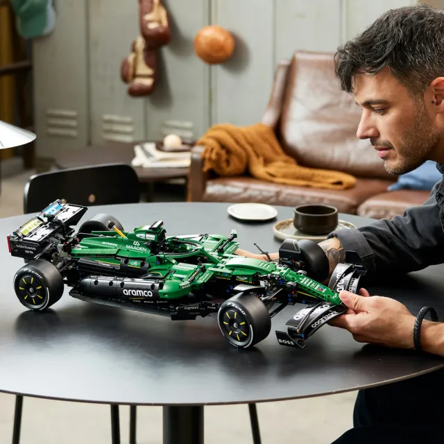 【LEGO 樂高】科技系列 42240 Aston Martin Aramco AMR25 F1 賽車(賽車模型 居家擺設 禮物 玩具)