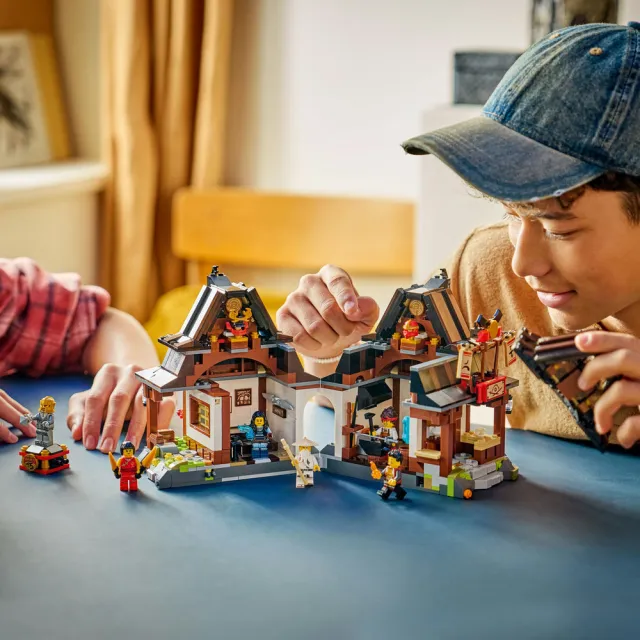 【LEGO 樂高】旋風忍者系列 71858 四武鐵匠舖 15 週年紀念版(創意玩具 忍者遊戲 積木 玩具)
