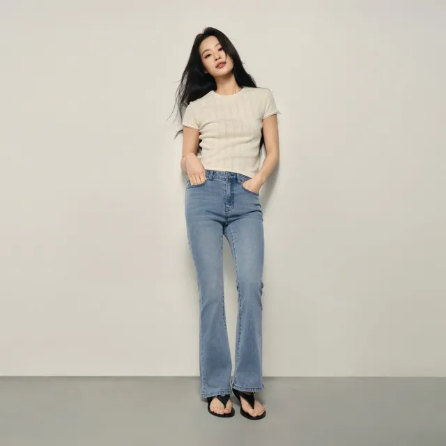【GIORDANO 佐丹奴】韓系選品 女裝水洗中低腰微喇叭牛仔褲(62 中藍)