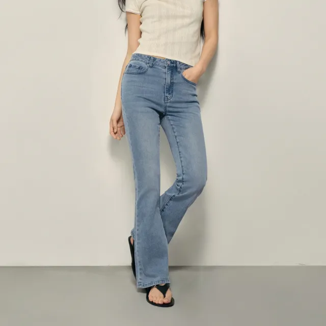【GIORDANO 佐丹奴】韓系選品 女裝水洗中低腰微喇叭牛仔褲(62 中藍)