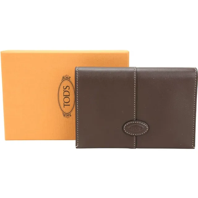 【TOD’S】TODS Di 經典橢圓飾牌 壓紋牛皮翻蓋萬用夾 護照夾(咖啡色)(義大利手工皮革)
