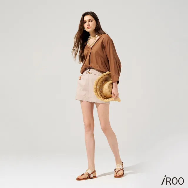 【iROO】奶油色木環裝飾棉麻短褲