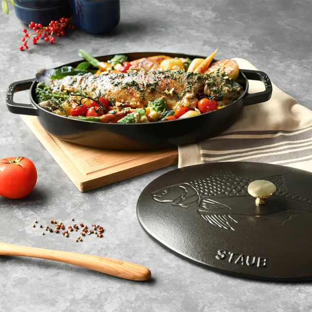 【STAUB】魚造型浮雕橢圓琺瑯鑄鐵鍋煎烤盤33cm-黑色/2.8L(德國雙人牌集團官方直營)