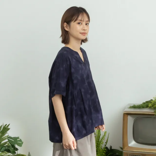 【MOSS CLUB】異材質暈染V領打褶短袖上衣 藍 黑 卡(魅力商品)