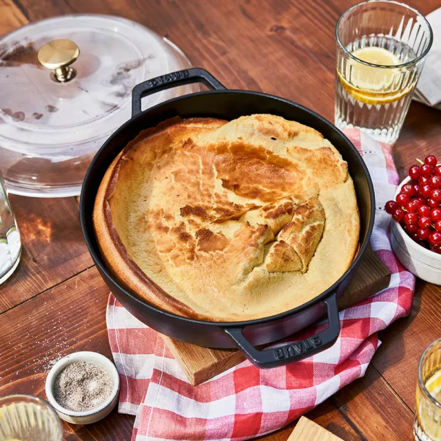 【STAUB】琺瑯鑄鐵雙耳煎鍋24cm含蓋＋抗菌砧板＋拿鐵杯2入組(德國雙人牌集團官方直營)
