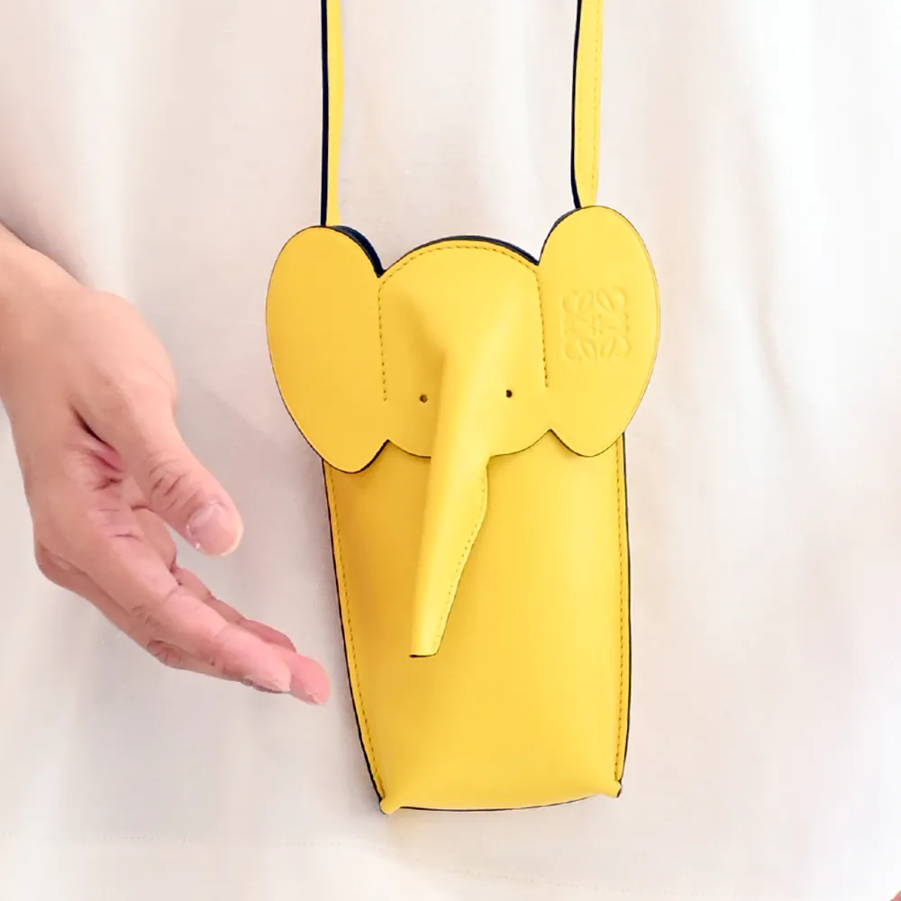 【LOEWE 羅威】Elephant Pocket 品牌招福療癒大象造型小牛皮手機包斜背包(黃)