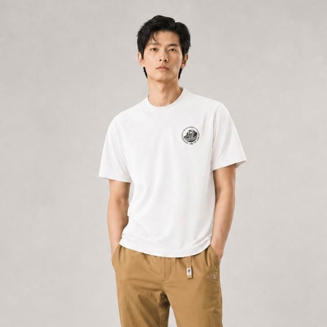 【The North Face】北面男款白色FLASHDRY速乾簡約印花短袖T恤｜8GZVFN4 排汗衫