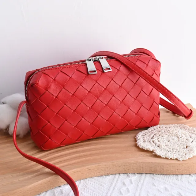 【BOTTEGA VENETA 寶緹嘉】經典手工大格編織小羊皮迷你手拿包斜背包(紅)
