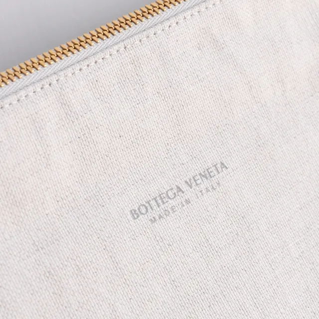 【BOTTEGA VENETA 寶緹嘉】簡約LOGO素雅帆布旅用包收納包萬用包(米白)