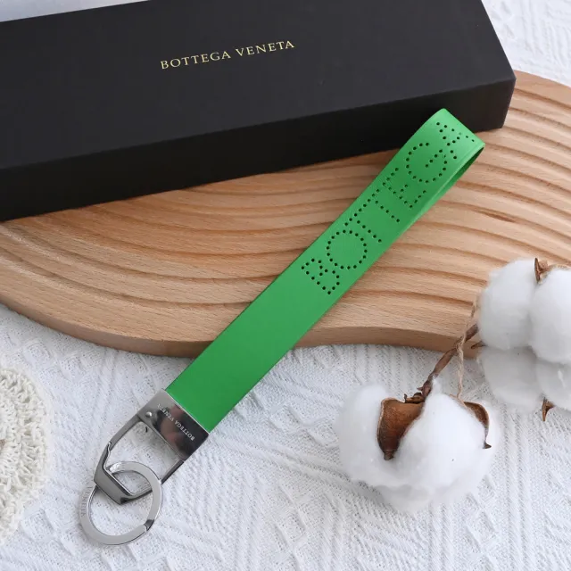 【BOTTEGA VENETA 寶緹嘉】品牌洞洞LOGO大長手把羊皮吊飾鑰匙圈(綠)