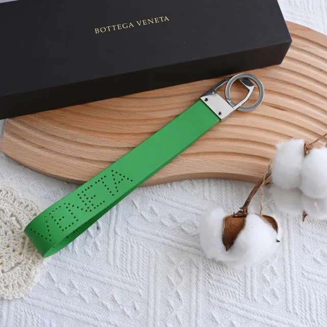 【BOTTEGA VENETA 寶緹嘉】品牌洞洞LOGO大長手把羊皮吊飾鑰匙圈(綠)