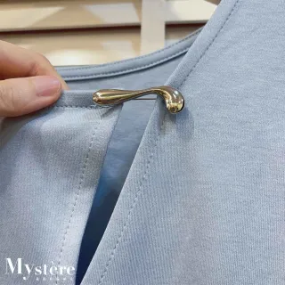 【my stere 我的時尚秘境】立體公主袖別針斜領上衣 兩色可選 澎澎袖上衣 斜肩上衣 造型上衣