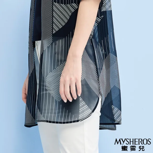 【MYSHEROS 蜜雪兒】透膚長版罩衫 側開岔幾何線條(丈青)